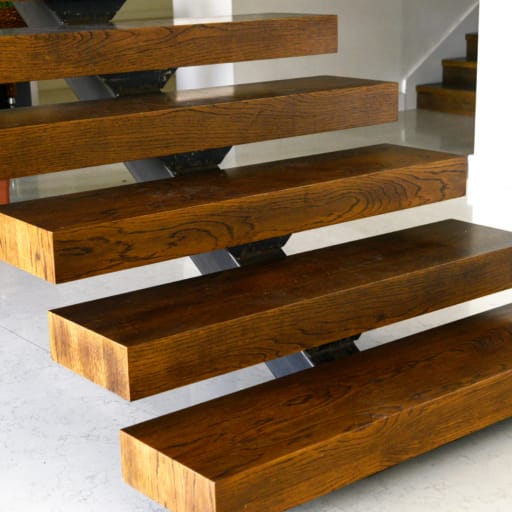 Freischwingende Holzstufen Freischwingende Holzstufen